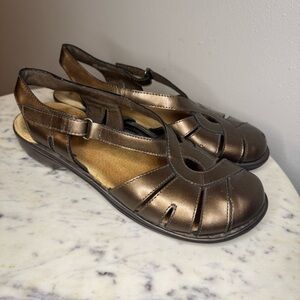 Clarks Bendables Sandals Size 8 Gold shoes comfort Leather MAKE ME AN OFFER!